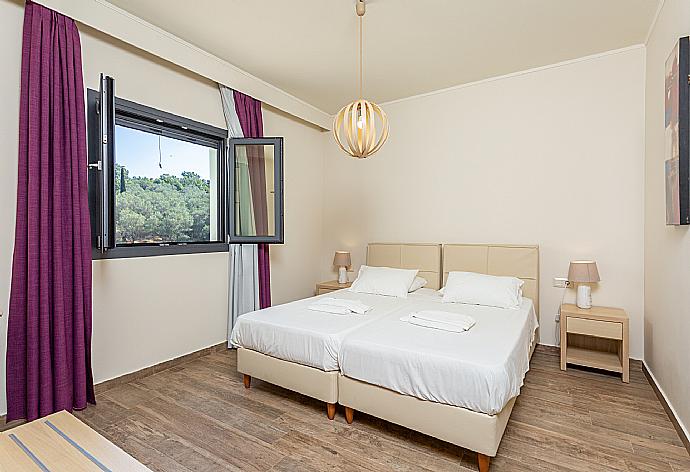 Twin bedroom with en suite bathroom, A/C, and desk . - Villa Eleanna . (Fotogalerie) }}