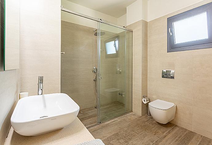 En suite bathroom with shower . - Villa Eleanna . (Galleria fotografica) }}