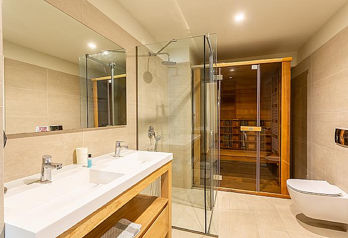 Family bathroom with shower and sauna . - Villa Eleanna . (Galerie de photos) }}