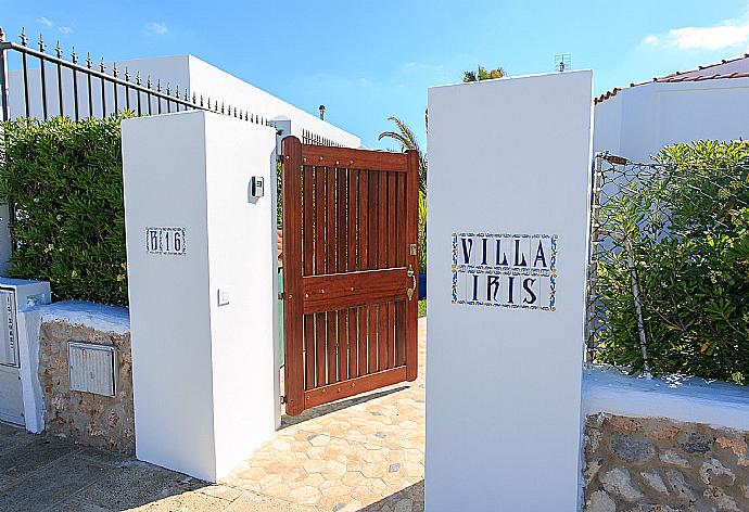 Villa Entrance . - Villa Iris . (Galería de imágenes) }}