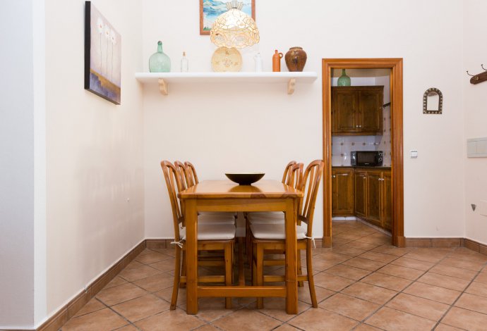 Dining area . - Villa Iris . (Галерея фотографий) }}