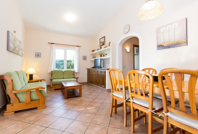 Living room with sofas, WiFi Internet, Satellite TV, DVD player and dining area. . - Villa Iris . (Fotogalerie) }}