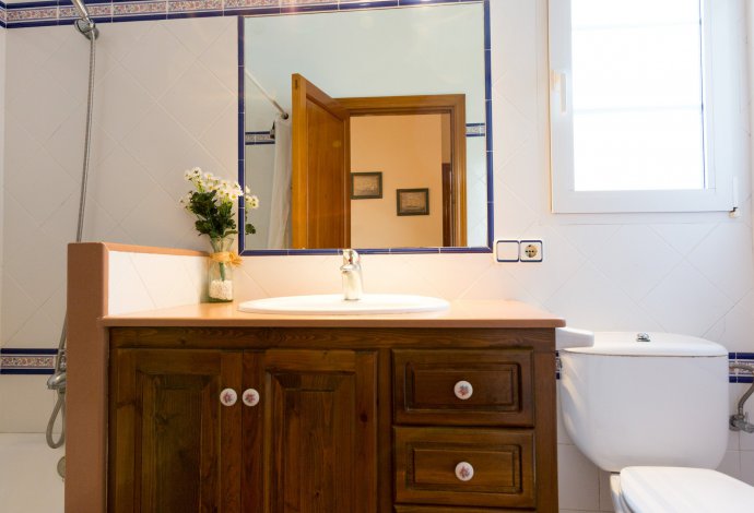 Bathroom with shower . - Villa Iris . (Galería de imágenes) }}