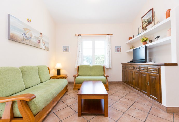 Living room with sofas, WiFi Internet, Satellite TV, DVD player and dining area. . - Villa Iris . (Galleria fotografica) }}