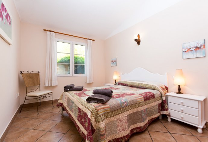 Double bedroom with en suite bathroom . - Villa Iris . (Photo Gallery) }}