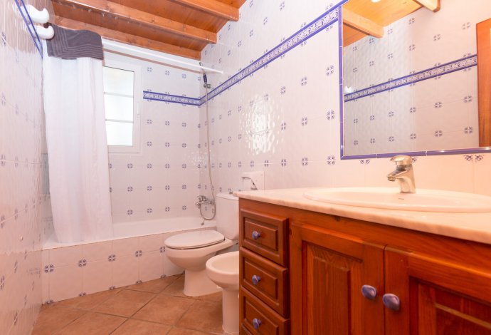 Bathroom with bath overhead shower . - Villa Iris . (Galerie de photos) }}