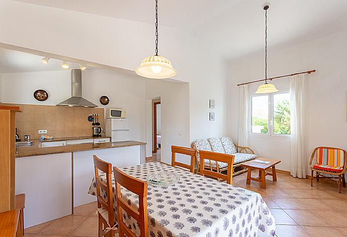 Equipped kitchen and open plan dining area . - Villa Gloria . (Fotogalerie) }}
