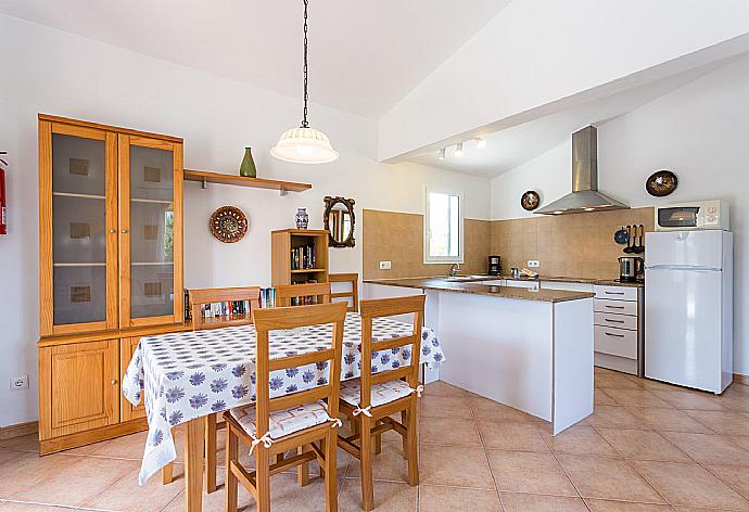 Equipped kitchen and open plan dining area . - Villa Gloria . (Galería de imágenes) }}
