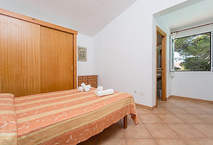 Double bedroom with A/C and en suite bathroom . - Villa Gloria . (Photo Gallery) }}