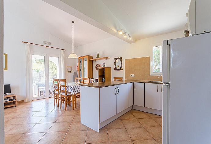 Equipped kitchen and open plan dining area . - Villa Gloria . (Galerie de photos) }}