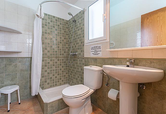 Family bathroom with shower. W/C. . - Villa Gloria . (Fotogalerie) }}