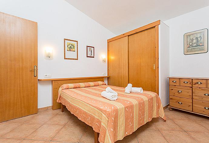 Double bedroom with A/C and en suite bathroom . - Villa Gloria . (Photo Gallery) }}