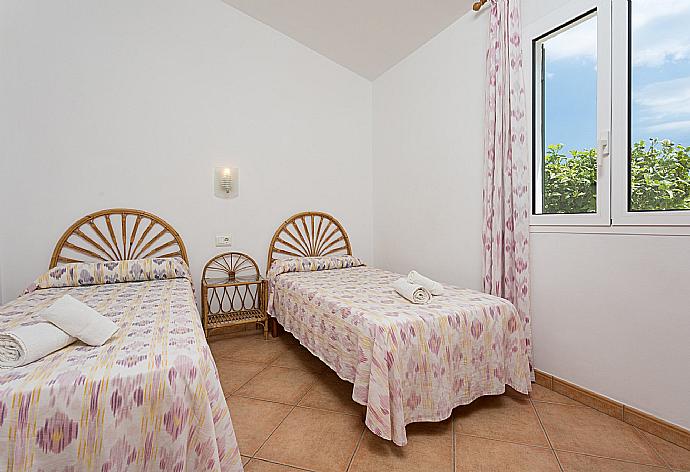 Twin bedroom with A/C . - Villa Gloria . (Fotogalerie) }}
