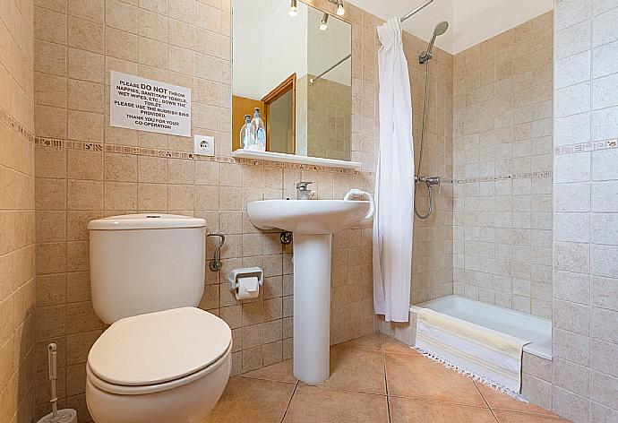 En suite bathroom with shower. W/C. . - Villa Gloria . (Fotogalerie) }}