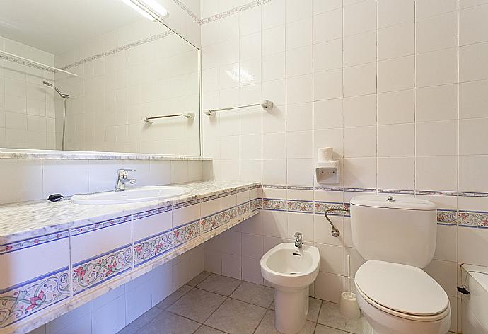 En suite bathroom with bath and overhead shower . - Villa Noixa . (Galerie de photos) }}