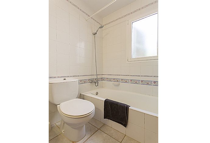 En suite bathroom with bath and overhead shower . - Villa Noixa . (Fotogalerie) }}