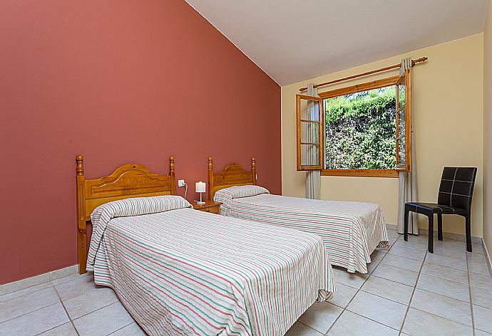 Twin bedroom . - Villa Noixa . (Galerie de photos) }}