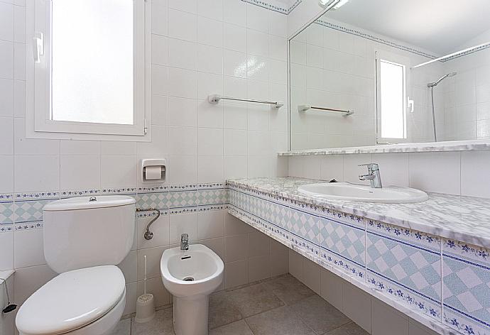 Family bathroom with bath and overhead shower . - Villa Noixa . (Fotogalerie) }}