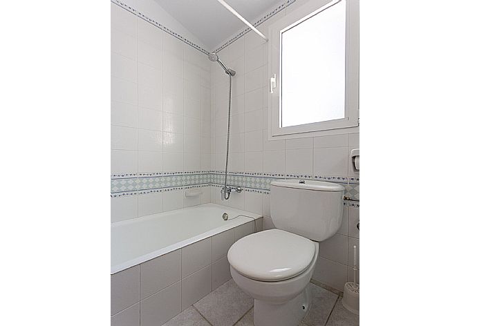 Family bathroom with bath and overhead shower . - Villa Noixa . (Galería de imágenes) }}