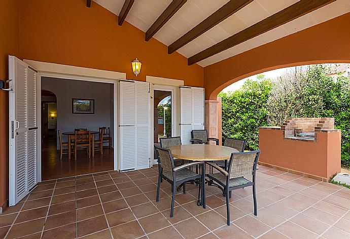 Sheltered terrace and BBQ area . - Villa Amapola . (Fotogalerie) }}