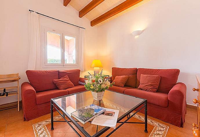 Living room with sofas, dining area, A/C, WiFi internet, satellite TV, DVD player, and terrace access . - Villa Amapola . (Galería de imágenes) }}