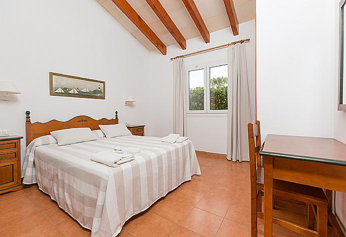 Double bedroom with A/C and en suite bathroom . - Villa Amapola . (Photo Gallery) }}