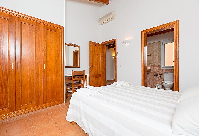 Double bedroom with A/C and en suite bathroom . - Villa Amapola . (Galleria fotografica) }}