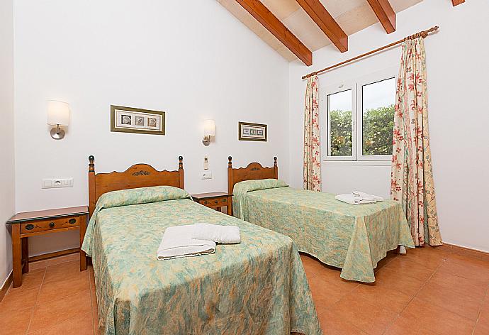 Twin bedroom with A/C . - Villa Amapola . (Fotogalerie) }}