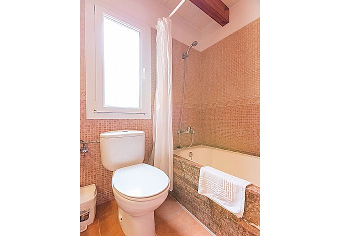 En suite bathroom with bath and overhead shower . - Villa Amapola . (Fotogalerie) }}