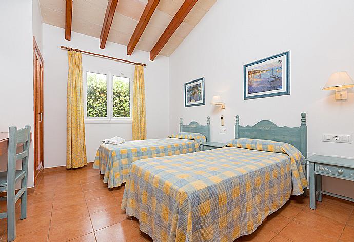 Twin bedroom with A/C . - Villa Amapola . (Fotogalerie) }}