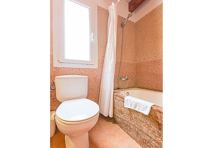 Family bathroom with bath and overhead shower . - Villa Amapola . (Galerie de photos) }}