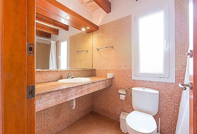 Family bathroom with bath and overhead shower . - Villa Amapola . (Galería de imágenes) }}