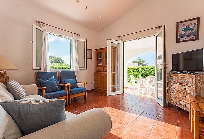 Open plan living room with dining area, kitchen, terrace access, WiFi Internet, Satellite TV, and DVD player  . - Villa Gelabert Ametller . (Fotogalerie) }}