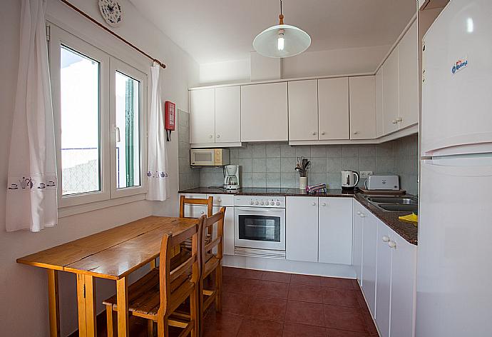 Equipped kitchen and dining area . - Villa Gelabert Ametller . (Fotogalerie) }}