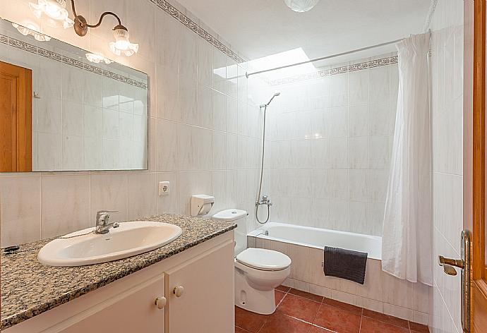 Family bathroom with bath and overhead shower . - Villa Gelabert Ametller . (Fotogalerie) }}