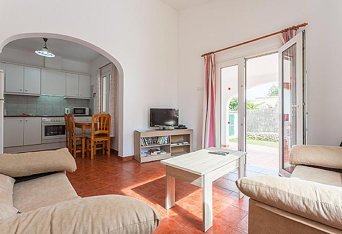 Open-plan living room with equipped kitchen, dining area, terrace access, WiFi Internet, Satellite TV, and DVD player . - Villa Calitja Dos . (Galería de imágenes) }}