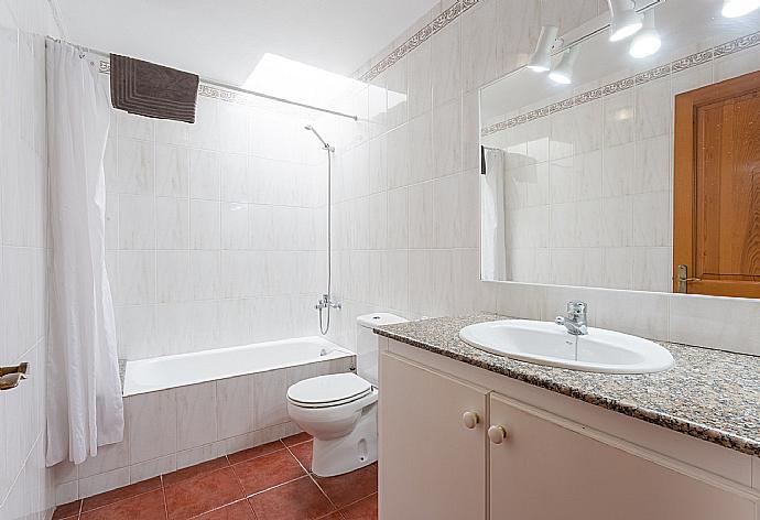 Family bathroom with bath and overhead shower . - Villa Calitja Dos . (Fotogalerie) }}