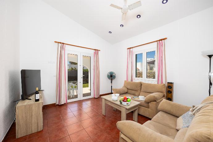 Open-plan living room with sofas, dining area, kitchen, WiFi internet, and satellite TV . - Villa Calitja Dos . (Fotogalerie) }}