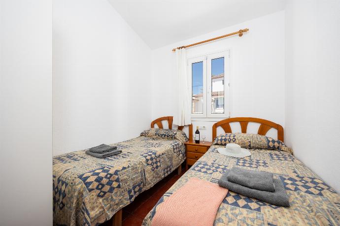 Twin bedroom with A/C . - Villa Calitja Dos . (Fotogalerie) }}