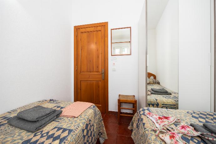 Twin bedroom with A/C . - Villa Calitja Dos . (Fotogalerie) }}