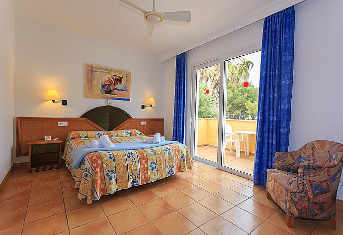 Double bedroom with A/C and balcony access . - Villa Caty . (Galería de imágenes) }}