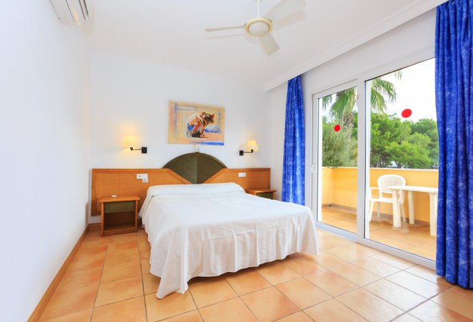 Double Bedroom with A/C and balcony access . - Villa Caty . (Photo Gallery) }}