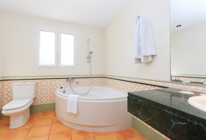 Bathroom with bath and overhead shower . - Villa Caty . (Fotogalerie) }}