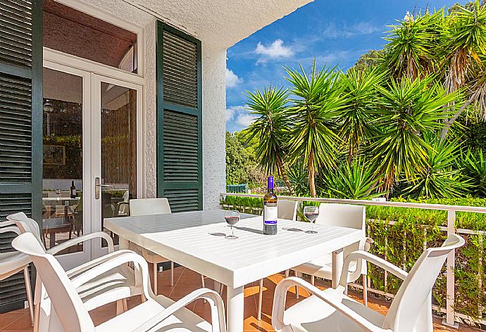 Sheltered terrace area . - Villa Satalaia . (Photo Gallery) }}