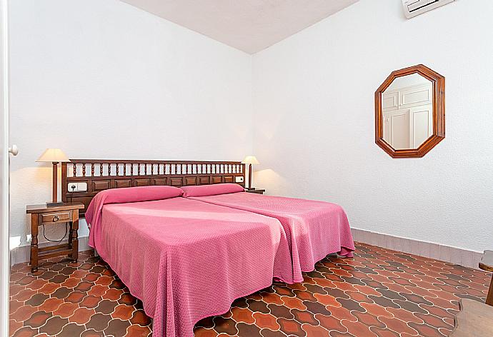 Twin bedroom with A/C . - Villa Satalaia . (Photo Gallery) }}