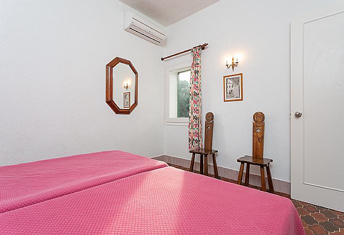 Twin bedroom with A/C . - Villa Satalaia . (Photo Gallery) }}