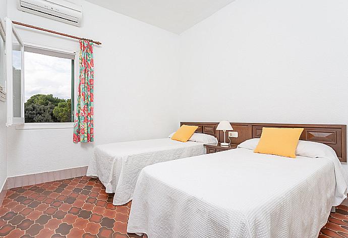 Twin bedroom with A/C . - Villa Satalaia . (Photo Gallery) }}