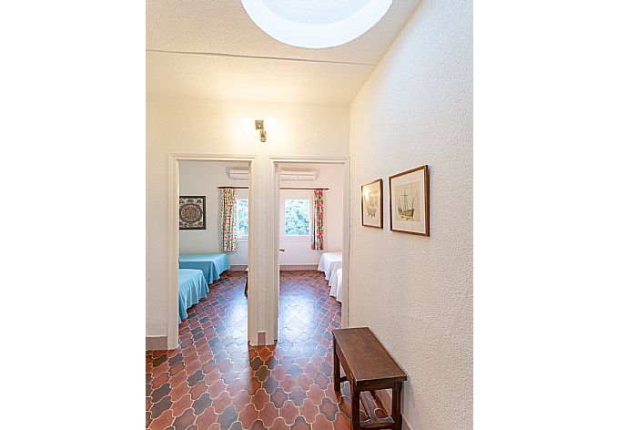 Entrance to the twin bedrooms . - Villa Satalaia . (Photo Gallery) }}