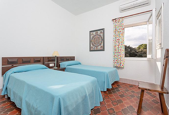 Twin bedroom with A/C . - Villa Satalaia . (Photo Gallery) }}