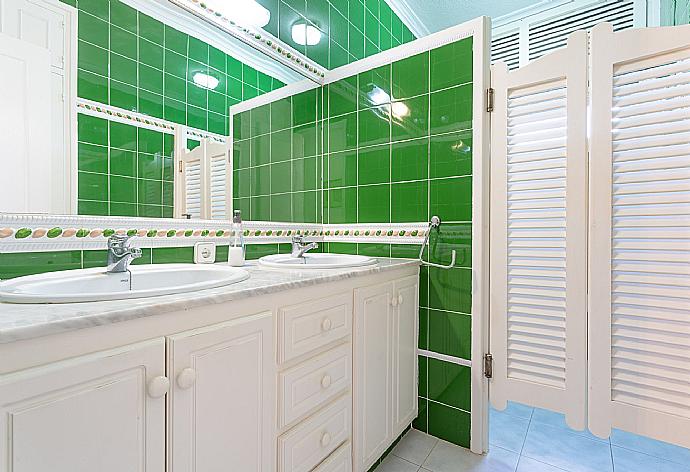 Family bathroom with bath and shower . - Villa Satalaia . (Photo Gallery) }}